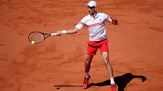 Novak Djokovi odpaluje mek ve finle Roland Garros.