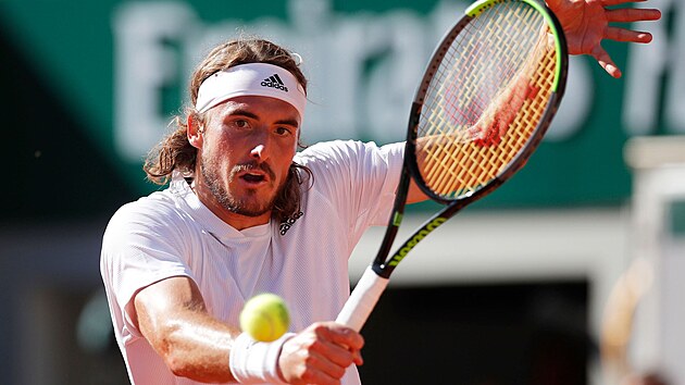 Stefanos Tsitsipas reaguje na mek ve finle Roland Garros.