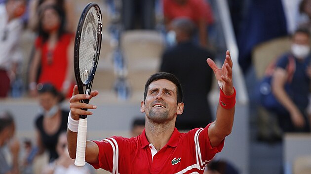 Novak Djokovi slav vtzstv na Roland Garros.