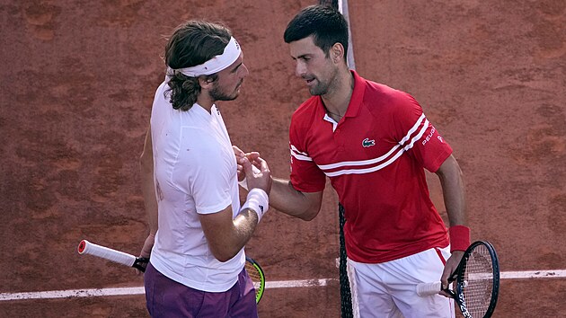 Novak Djokovi si po pardn a dramatick ptisetov bitv ve finle Roland Garros podv ruku se Stefanosem Tsitsipasem.