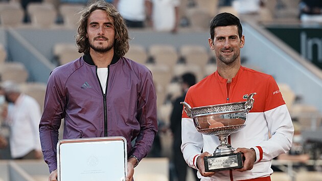 Finalist Roland Garros 2021: ek Stefanos Tsitsipas (vlevo) a vtz, Srb Novak Djokovi