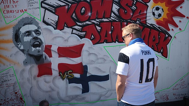 Finsk fanouek stoj u vzkaz pro Christiana Eriksena napsanch na zdi ve fanzn v Kodani.