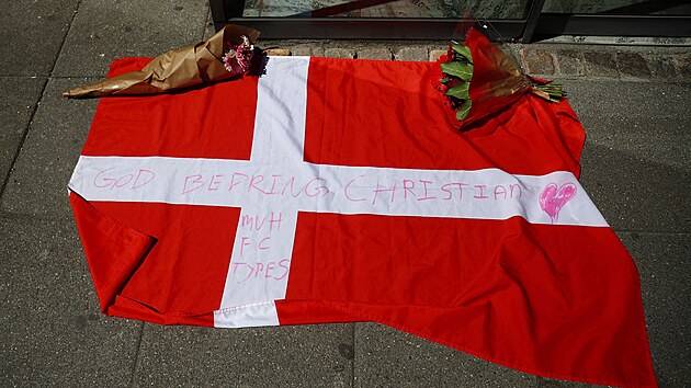 Kvtiny, vzkazy i dnsk vlajka se sely ped nemocnic v Kodani, ve kter te zstv Christian Eriksen.
