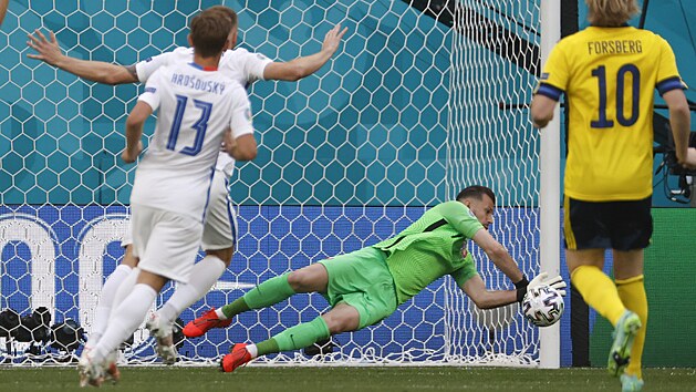 Slovensk glman Martin Dbravka likviduje prvn vdskou stelu v zpase Eura.