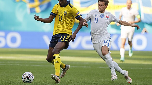 vdsk Alexander Isak si pokrv balon ped slovenskm zlonkem Patrikem Hroovskm.