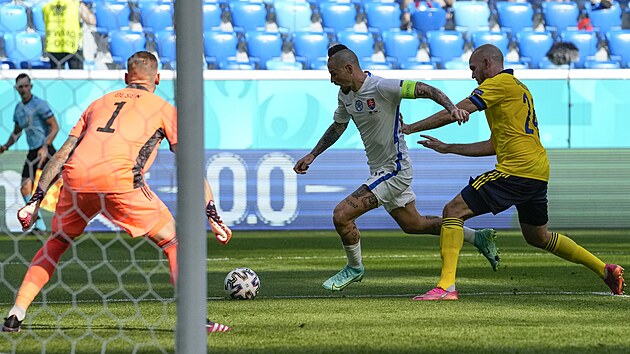 Slovensk� v�dce Marek Hamsik, center se pokou�� uvolnit od �v�dsk�ho soka Marcuse Danielsona.
