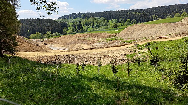 Soudní exekutor Dalimil Mika začal načerno stavět vodní nádrž v Rychlebských horách na Šumpersku. Má zadržet vodu v krajině a sloužit k zasněžování sjezdovek ve skicentru Paprsek, které provozuje jeho rodina.