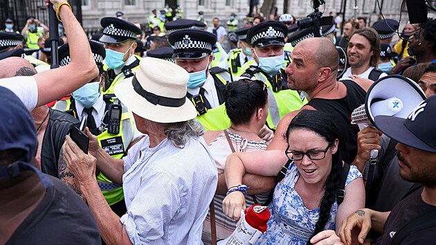 Demonstranti v Londn protestovali proti prodlouen  protiepidemickch opaten. (14. ervna 2021)