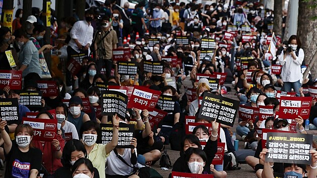 Lidé na demonstraci v Soulu vyzvali vládu, aby přísněji zakročila proti digitálním sexuálním zločinům. (7. července 2018)