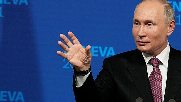 Rusk prezident Vladimir Putin vystoupil na tiskov konferenci po setkn se svm americkm protjkem Joem Bidenem. (16. ervna 2021)