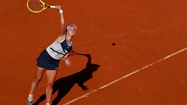 Barbora Krejkov se napahuje k podn v semifinle Roland Garros.