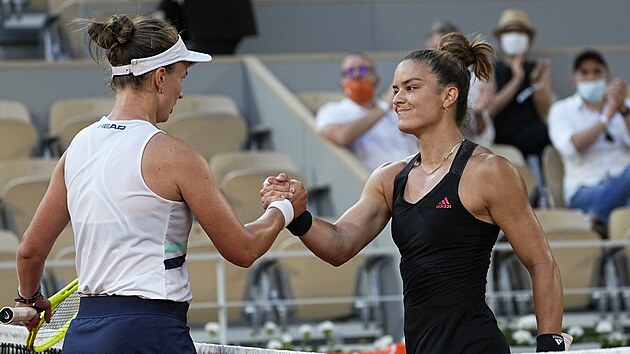Barbora Krejčíková (vlevo) a Maria Sakkariová si podávají ruce po skončení semifinále.