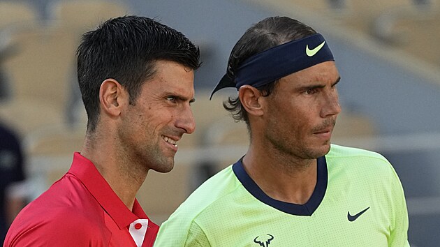 Srb Novak Djokovi (vlevo) a panl Rafael Nadal spolen pzuj ped zatkem semifinle Roland Garros.