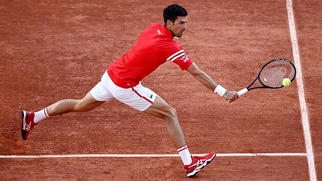 Novak Djokovi se natahuje po balonku v semifinle Roland Garros.