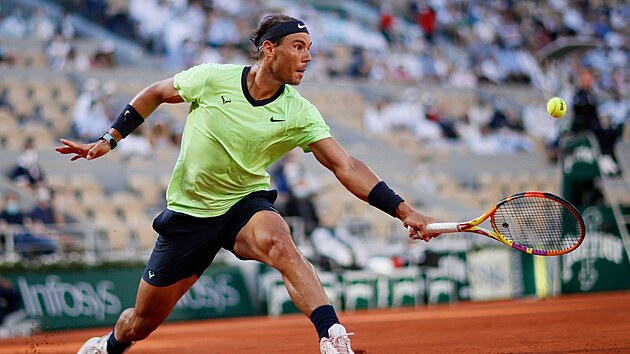 Rafael Nadal se natahuje po balonku v semifinle Roland Garros.