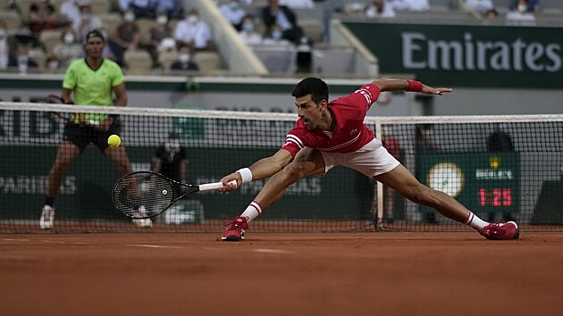 Novak Djokovi se sna odehrt balonek, v pozad ho sleduje Rafael Nadal.