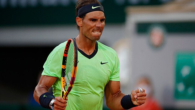 Rafael Nadal se raduje ze zskan vmny v semifinle Roland Garros proti Novaku Djokoviovi.