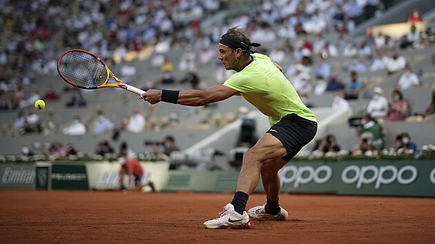 Rafael Nadal returnuje v semifinle Roland Garros proti Novaku Djokoviovi.