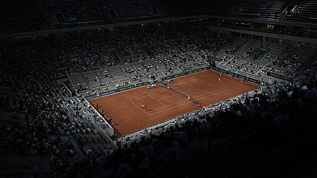 Pohled na centrln dvorec bhem druhho semifinle, ke ktermu nastoupili Rafael Nadal a Novak Djokovi.