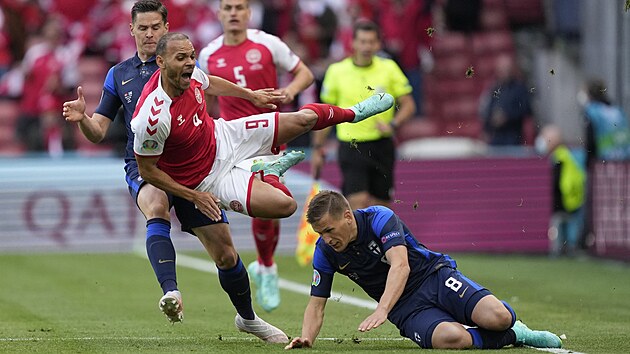 Dnsk tonk Martin Braithwaite let vzduchem po ostrm zkroku Robina Loda z Finska (na zemi).