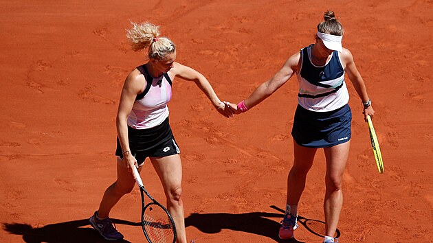 Barbora Krejkov (vpravo) a Kateina Siniakov se povzbuzuj bhem finle ensk tyhry na Roland Garros.