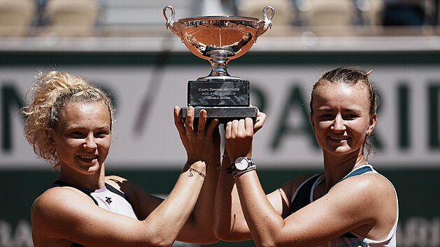 Barbora Krejkov (vpravo) a Kateina Siniakov pzuj s pohrem pro vtzky Roland Garros.