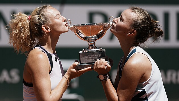 Kateina Siniakov (vlevo) a Barbora Krejkov slav vtzstv ve tyhe na Roland Garros.