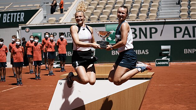 Kateina Siniakov (vlevo) a Barbora Krejkov slav vtzstv ve tyhe na Roland Garros.