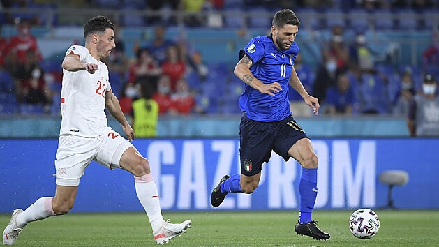 Domenico Berardi z It�lie ut�k� s m��em v z�pase proti �v�carsku.