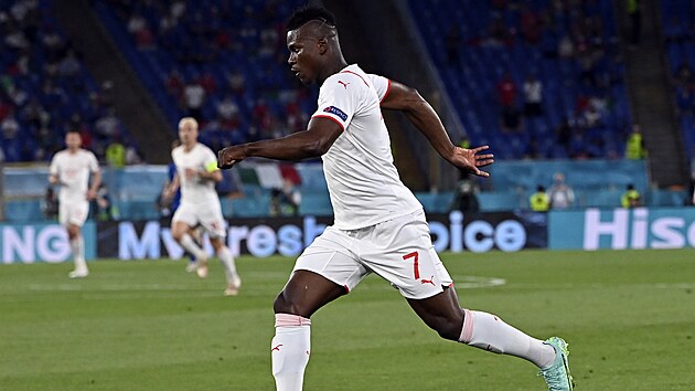 Breel Embolo (vcarsko) postupuje smrem na italskou branku.