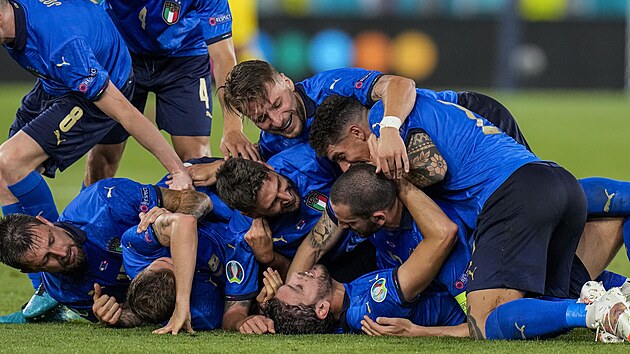 Italt fotbalist zavalili stelce Manuela Locatelliho po jeho druhm glu do st vcarska.