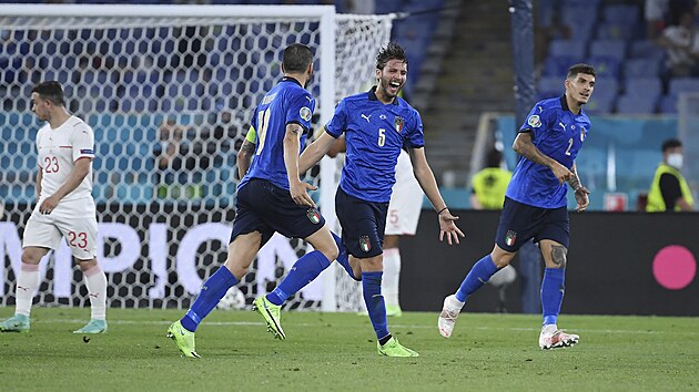 Italsk zlonk Manuel Locatelli (. 5) se raduje ze svho druhho glu v zpase proti vcarsku.