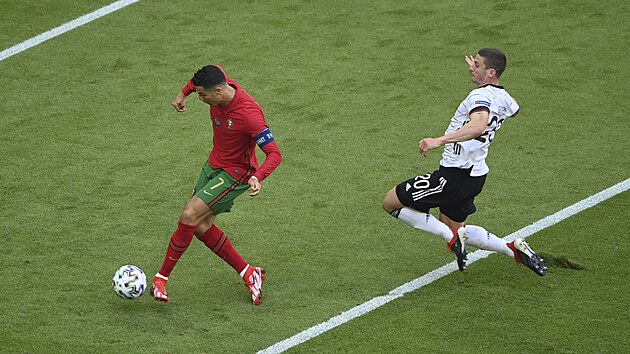Cristiano Ronaldo dv vodn branku Portugalska v zpase proti Nmecku na ME.