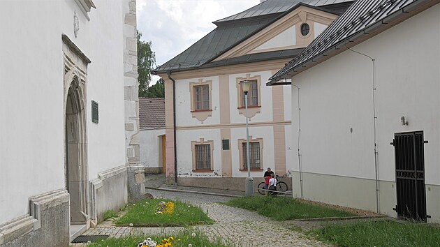 Prostranstv� p�ed kostelem svat�ho Prokopa je nyn� tvo�eno klasickou �ulovou dla�bou a tr�vn�kem. Tr�vu m� nahradit �t�tov� dla�ba, co� se lidem nel�b�. P��li by si v�c zelen�.