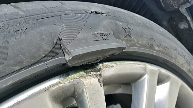 Zničená pneumatika u Rolly-Royce Ghost