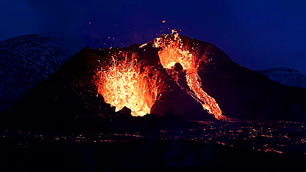 Erupce islandsk sopky Fagradalsfjall v dol Geldingadalir