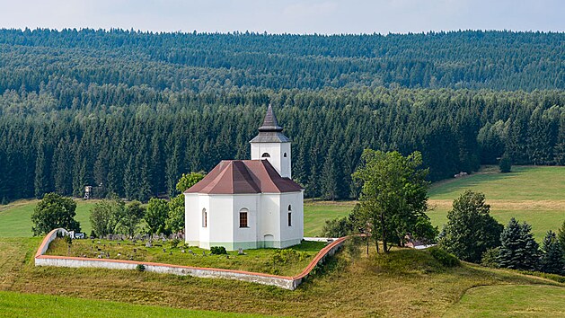 Jako mementa dvno zmizelch as vzdoruj vybydlen hospodsk komplexy i osaml kostely. Zde kostel u obce Kalek.