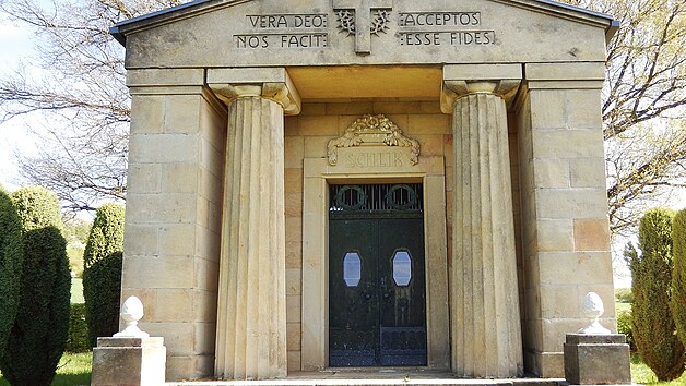 Na Schlikovské hrobce je umístěn latinský nápis VERA DEO ACCEPTOS NOS FACIT ESSE FIDES (Bohem přijatými se stáváme opravdovou vírou).
