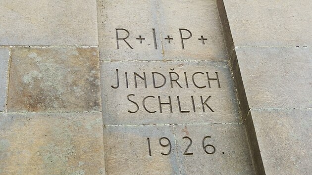 Nápis na boční straně hrobky připomíná jejího zakladatele Jindřicha Schlika.
