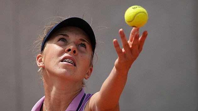Linda Nosková servíruje v juniorském finále žen na Roland Garros.