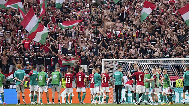 Maďarští fotbalisté slaví s fanoušky bod z utkání proti Francii.