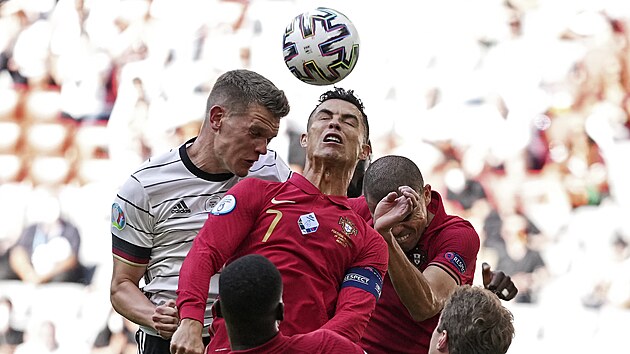 Portugalsk tonk Cristiano Ronaldo v hlavikovm souboji s Matthiasem Ginterem (vlevo) z Nmecka