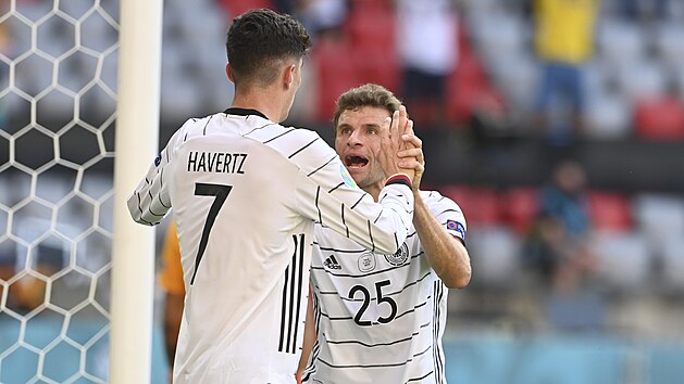 Nmet fotbalist Kai Havertz a Thomas Mller se raduj z glu v utkn proti Portugalsku.