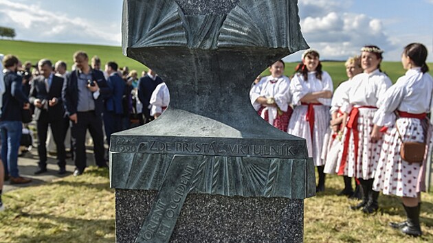 V Tupesích mají nový památník, který připomíná návštěvu papeže Jana Pavla II. v roce 1990.