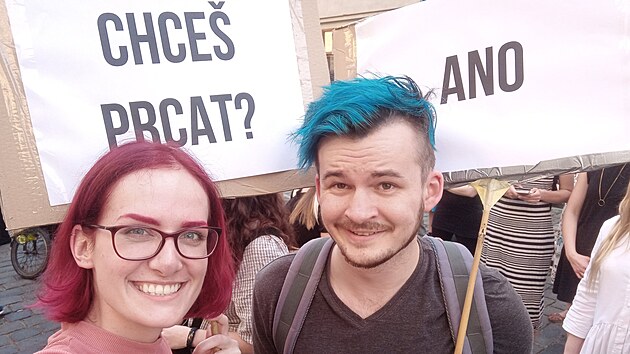 Pirtsk europoslankyn Markta Gregorov se stranickm kolegou na demonstraci proti sexulnmu nsil