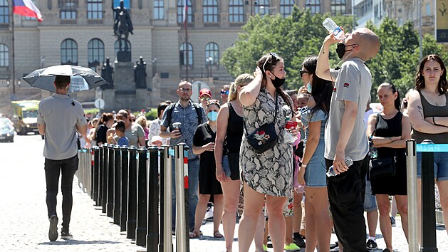 Primark v Praze otevřel, fronta se táhne až od sochy sv. Václava. (17. června 2021)