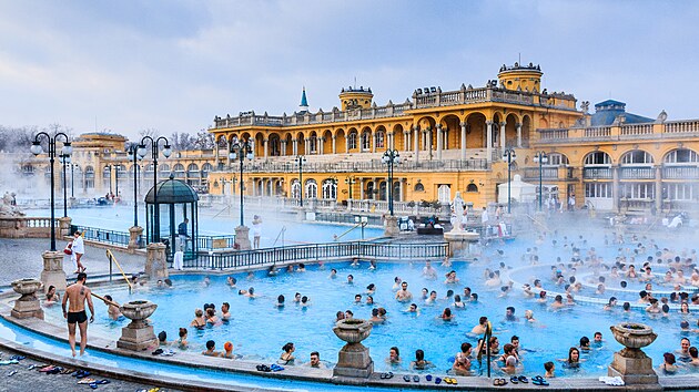 Széchenyiho lázně. Největší výběr bazénů s různou teplotou vody. Budapešť.