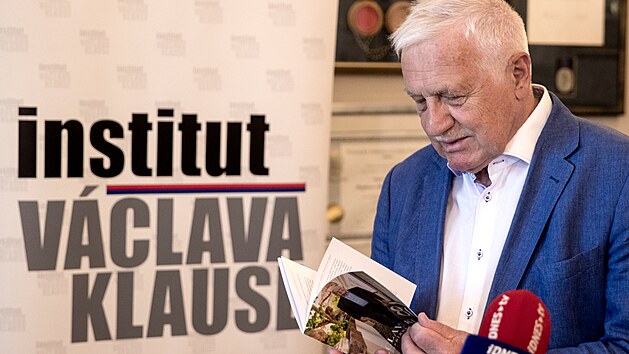 Co je v �ivot� nejcenn�j��? Osmdes�tn�k Klaus vydal �ty�i nov� knihy. (17. �ervna 2021)
