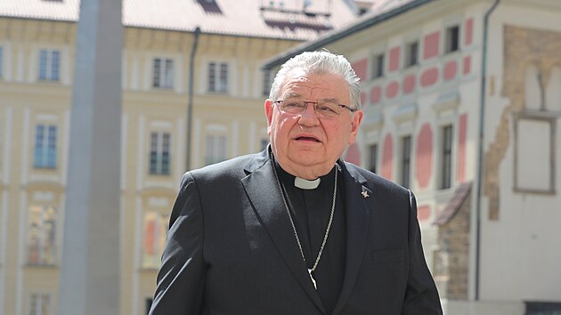 Na oslavu osmdesátých narozenin bývalého prezidenta Václava Klause zamířil i kardinál Dominik Duka. (18. června 2021)