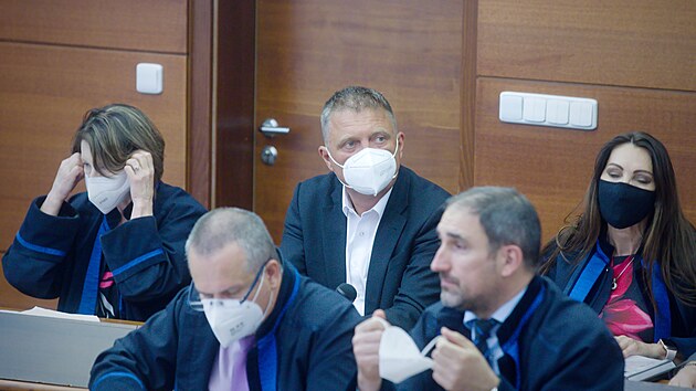 Bývalý politik Robert Dušek (uprostřed) během jednání u libereckého soudu. (9.6. 2021)